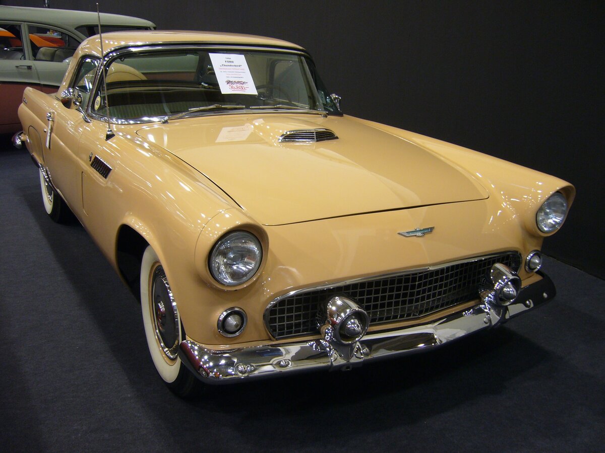 Ford Thunderbird des Modelljahres 1956 im Farbton buckskin tan. Anfang der 1950`er Jahre schwappte die Sportwagenwelle aus Europa auch in die USA. Im Jahr 1953 reagierte Chevrolet mit der Corvette auf diesen Trend. 1955 kam dann aus Dearborn die Antwort in Form des Thunderbird. Das Modell war so erfolgreich, das im Jahr 1956 20 mal mehr Thunderbird`s als Corvettes verkauft wurden. Der V8-Motor hat einen Hubraum von 4785 cm³ und leistet 212 PS. Essen Motor Show am 06.12.2022. 