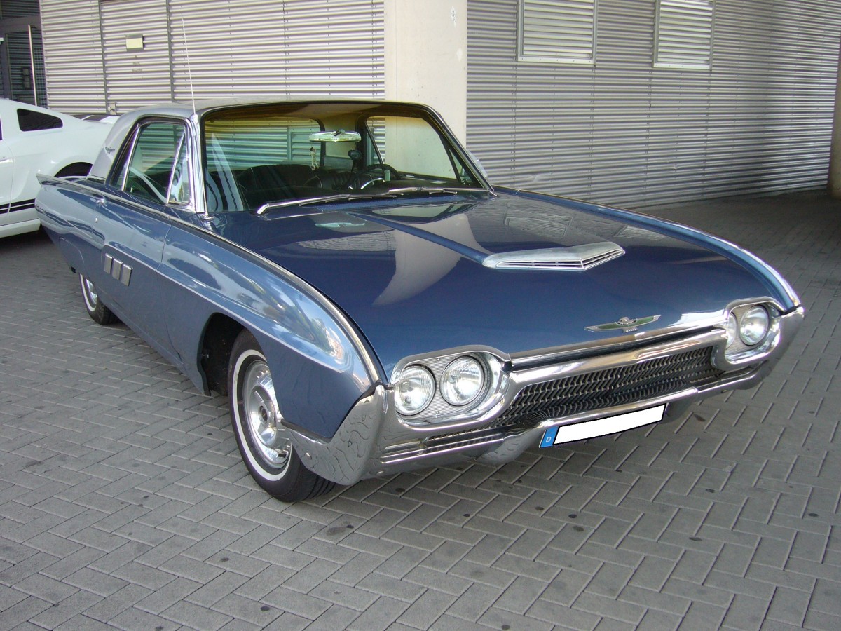 Ford Thunderbird des Modelljahres 1963. Vom abgelichteten Coupe-Modell setzte Ford 1963 
56.945 Autos ab. Der Einstiegspreis lag bei US$ 4.455,00. Der V8-motor hat einen Hubraum von 6.4l und war mit 300 PS, 330 PS oder 340 PS lieferbar. US-Fahrzeugtreffen am 26.07.2015 in Oberhausen.