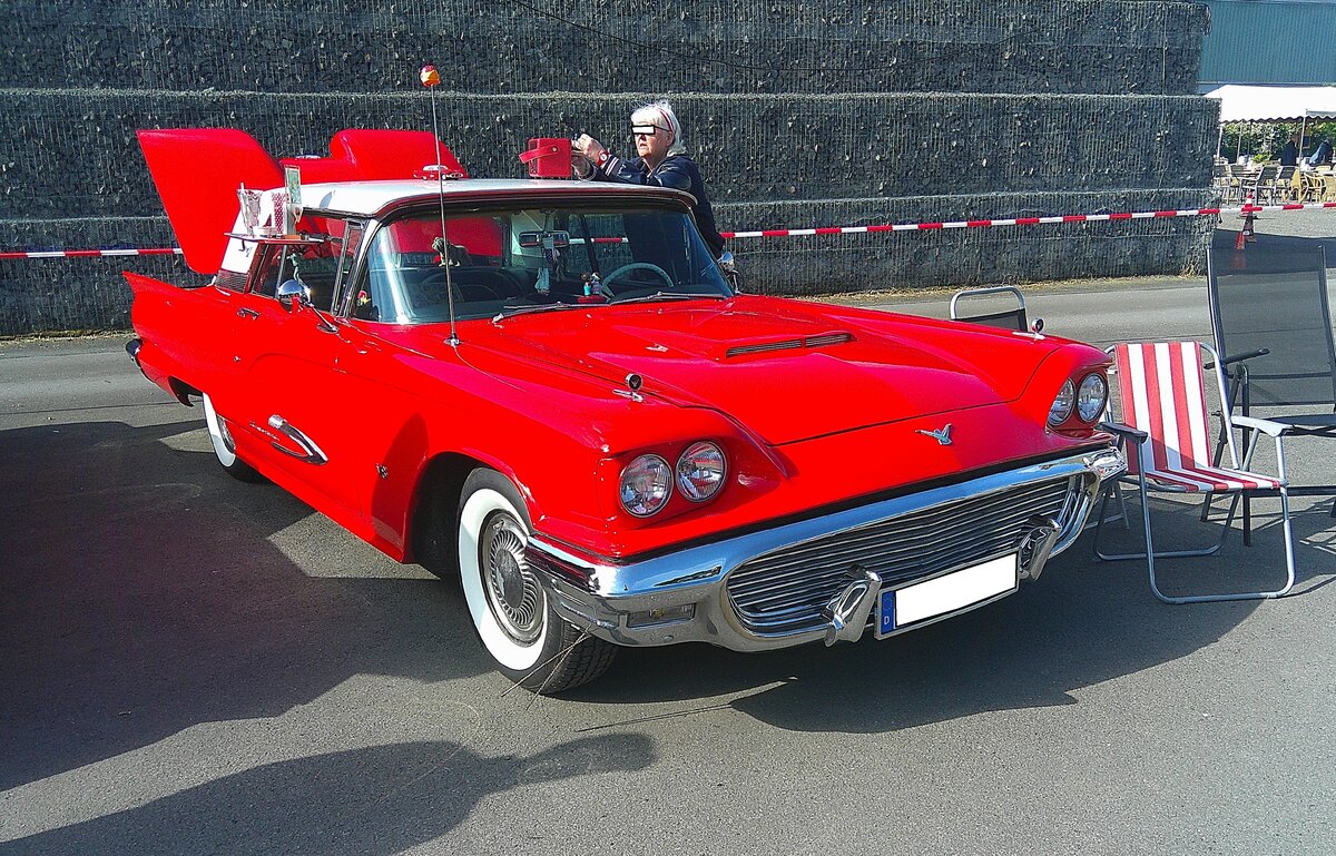 Ford Thunderbird Tudor Hardtop Coupe aus dem Jahr 1959. Er gehört somit zur so genannten,  zweiten, Generation der  Donnervögel , die aufgrund der quadratischen Gestaltung des Daches auch  Square Bird´s  genannt werden. Der gezeigte T-Bird dürfte im Farbton torch red lackiert sein. Basismotorisierung war ein V8-Motor mit einem Hubraum von 352 cui (5768 cm³) und einer Leistung von 300 PS. Gegen Aufpreis konnte aber auch ein V8-Motor mit einem Hubraum von 430 cui (7046 cm³) und 350 PS geordert werden. Ford-Treffen am 26.04.2026 an Mo´s Bikertreff in Krefeld.