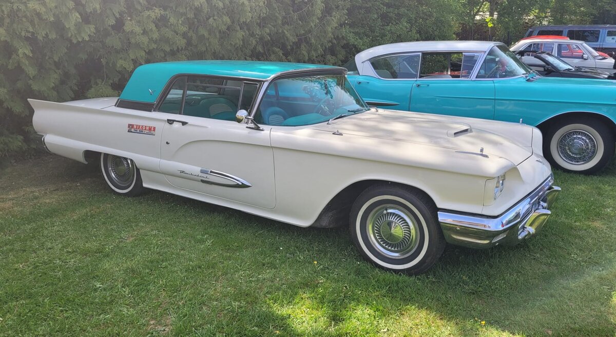 Ford Thunderbird Tudor Hardtop Coupe aus dem Jahr 1959. Die  Donnerv�gel  der Modelljahre von 1958 bis 1960 wurde als  Square Birds  (zu deutsch: quadratischer Vogel) bezeichnet. Die nun viersitzigen Modelle waren als Tudor Hardtop Coupe (Foto) oder als Convertible lieferbar. Ein solches Coupe in der Farbkombination colonial white/glacier green war ab enem Kaufpreis von US$ 3696,00 zu bekommen. Insgesamt setzte Ford vom Hardtop Coupe dieses Modelljahres 57.195 Autos ab. Bei der Motorisierung konnte der Kunde aus zwei verschiedenen Optionen w�hlen: Basismotorisierung war der V8-Motor  Special Thunderbird 352  also einem Hubraum von 352 cui (5768 cm�) und einer Leistung von 300 PS. Gegen Aufpreis konnte auch der V8-Motor  Special Thunderbird 430  mit einem Hubraum von 430 cui (7046 cm�) und einer Leistung von 350 PS verbaut werden. Bei beiden Motorisierungen war das automatische  Cruise-O-matic  Getriebe serienm��ig verbaut. 
