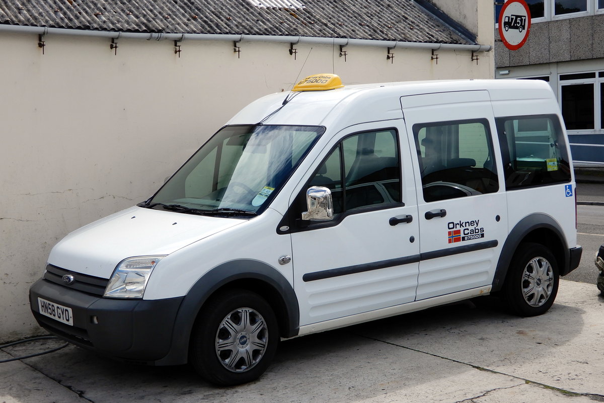 Ford Tourneo Connect als Taxi am 20.06.19 in Kirkwall