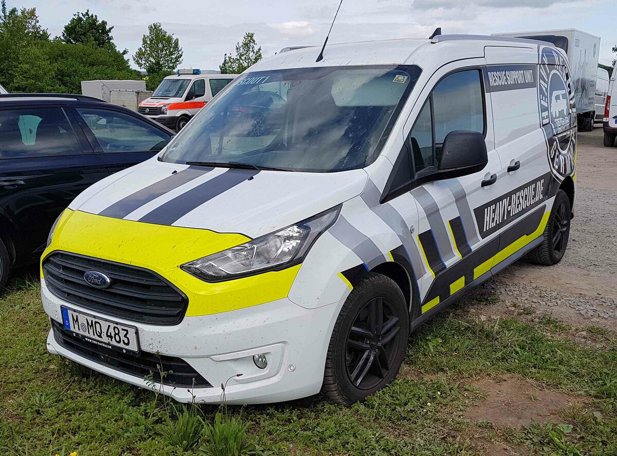 =Ford Tourneo Connect der Firma HEAVY RESCUE steht auf dem Parkplatzgelände der RettMobil 2022 in Fulda, 05-2022