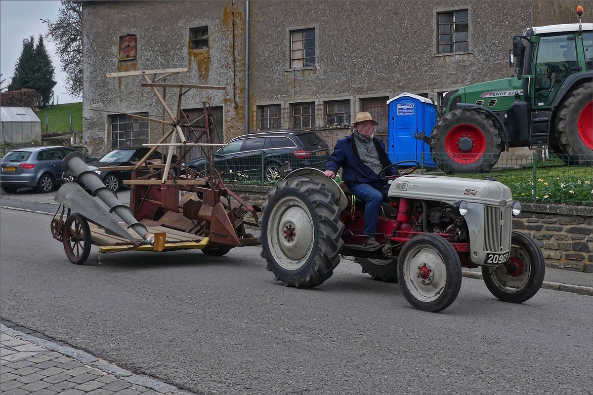 Ford Traktor mit Getreidemähbinder nahm am Umzug beim „Baurefest  in Brachtenbach teil.  14.04.2019.