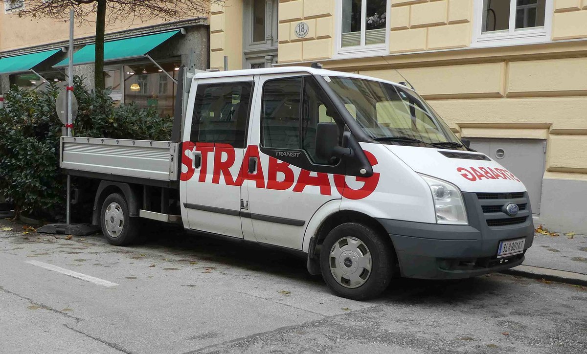 =Ford Transit als Doppelkabiner mit Ladefläche der STRABAG steht im Dezember 2018 in Salzburg