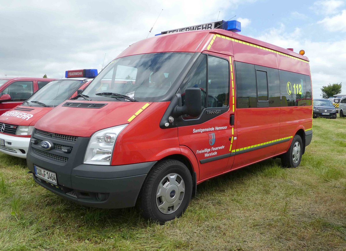 =Ford Transit als ELW der Feuerwehr WARSTADE, steht auf dem Besucherparkplatz der Rettmobil 2019 in Fulda, 05-2019