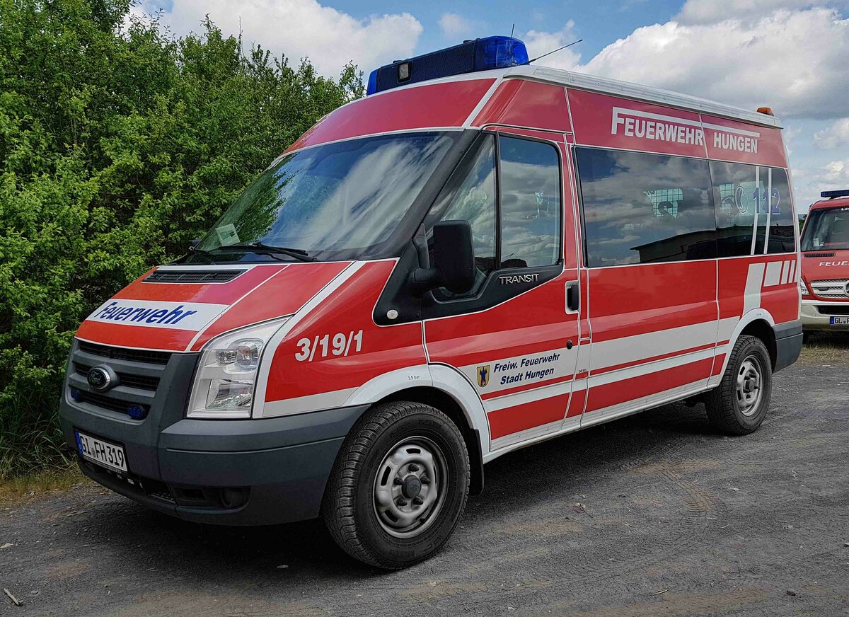 =Ford Transit als MTW der Feuerwehr HUNGEN-INHEIDEN, gesehen auf dem Parkplatzgelände der RettMobil 2022 in Fulda, 05-2022