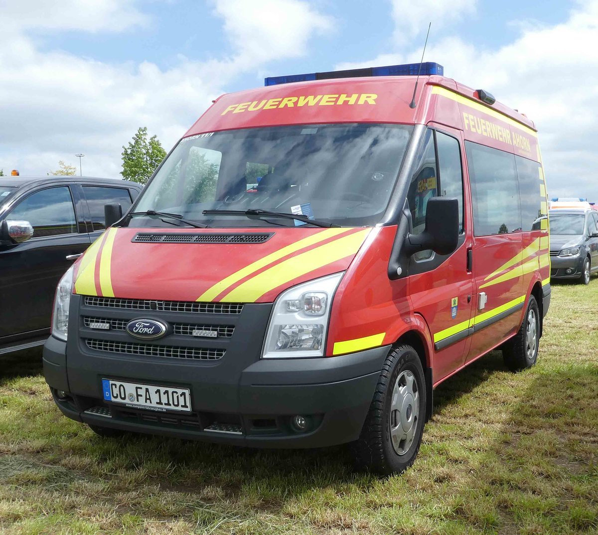 =Ford Transit als MZF der Feuerwehr AHORN steht auf dem Besucherparkplatz der Rettmobil 2019 in Fulda, 05-2019