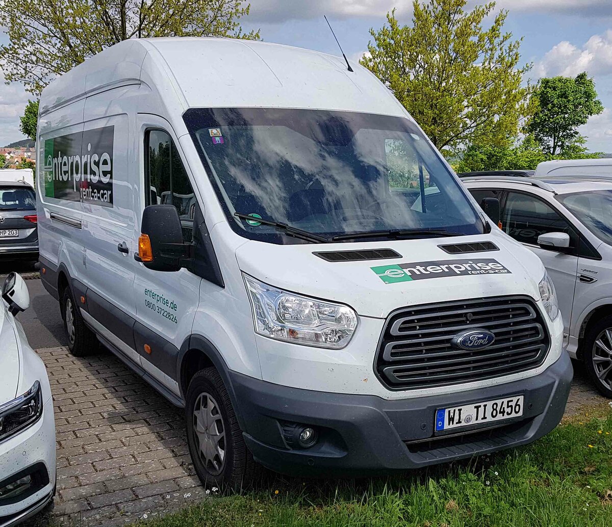 =Ford Transit der Autovermietung ENTERPRISE, abgestellt auf dem Parkplatzgelände der RettMobil 2022 in Fulda, 05-2022