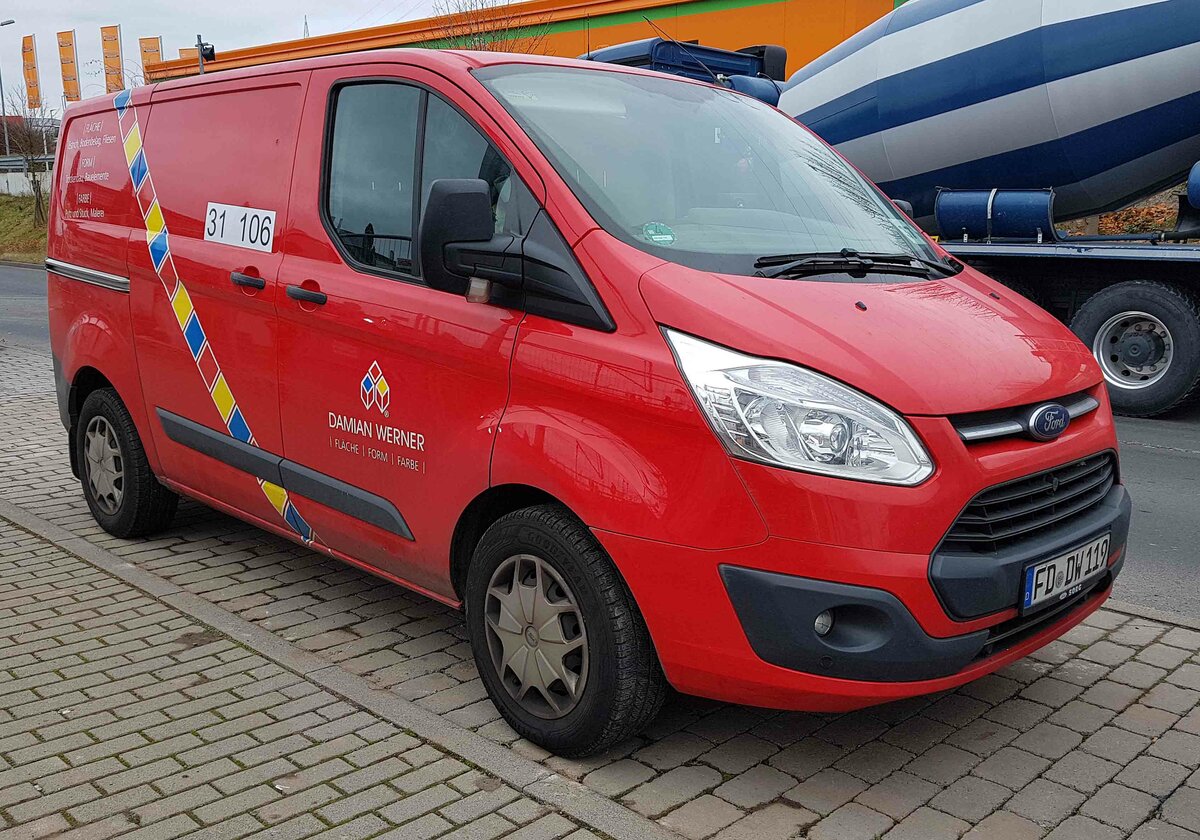 =Ford Transit Custom der DAMIAN-WERNER-GRUPPE steht im November 2021 in Künzell