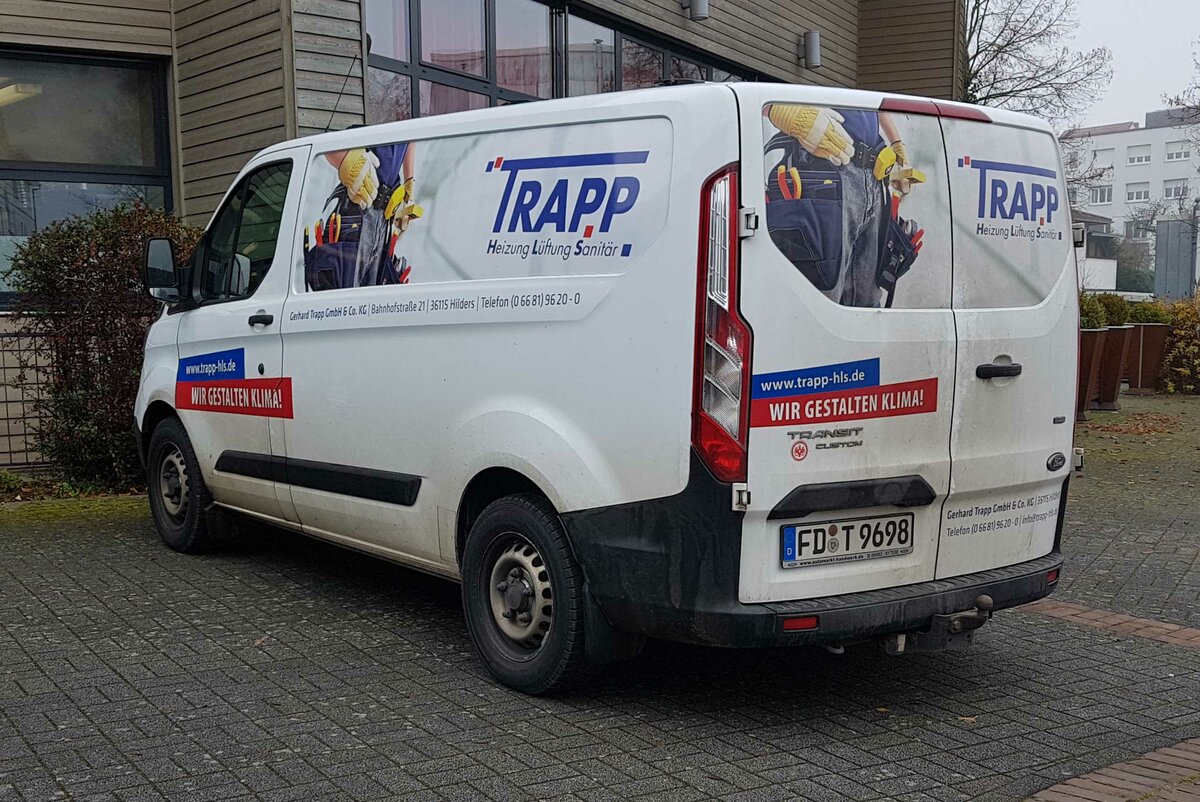 =Ford Transit Custom des Heizungsbauers TRAPP steht im November 2021 in Hünfeld