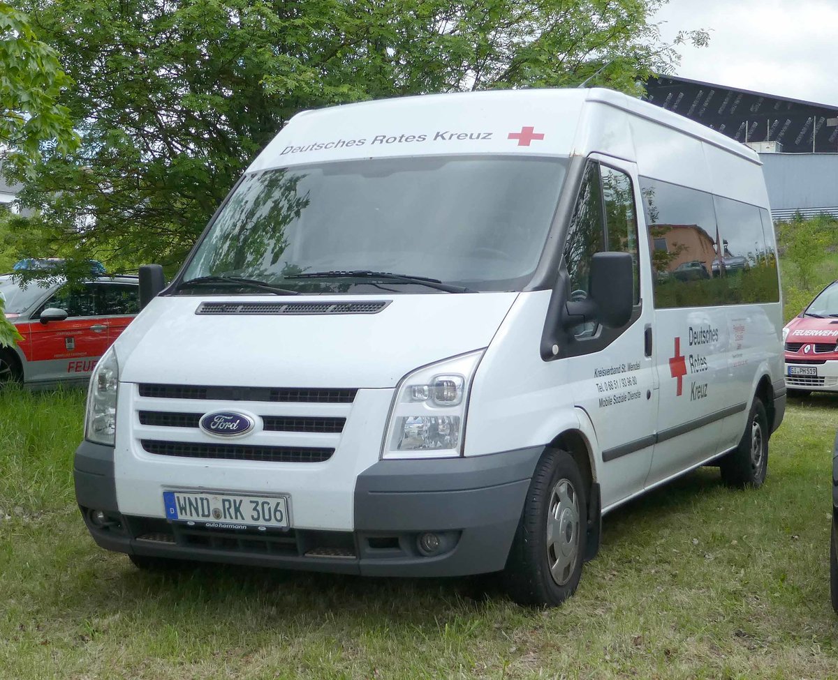 =Ford Transit des DRK KV St. WENDEL, gesehen auf dem Besucherparkplatz der Rettmobil 2019 in Fulda, 05-2019