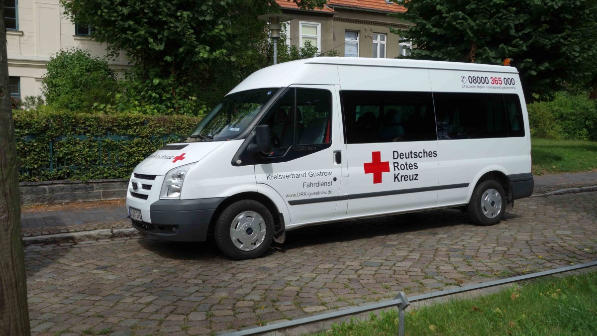 Ford Transit des DRK steht im August 2014 in Güstrow