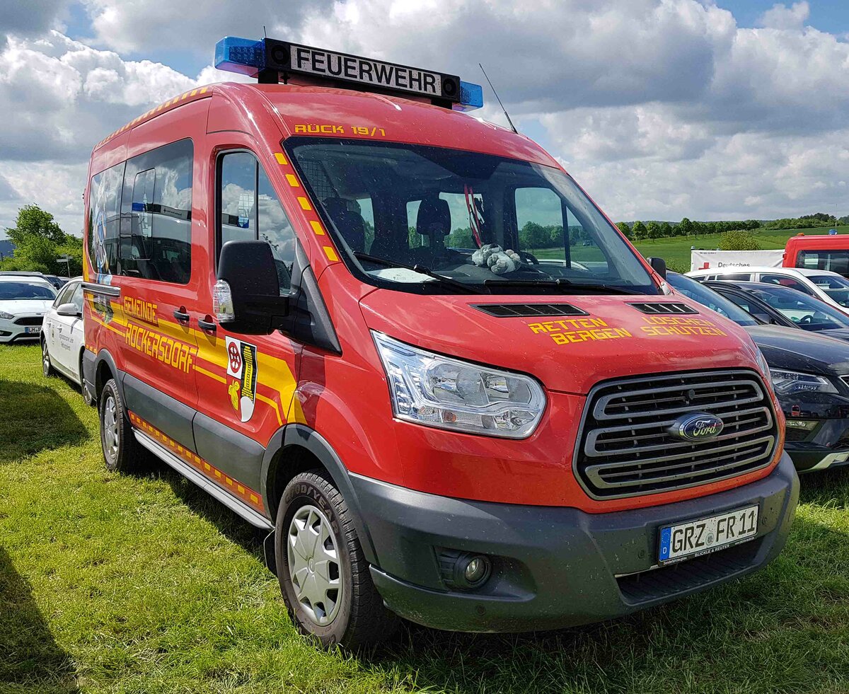 =Ford Transit der Feuerwehr RÜCKERSDORF, gesehen auf dem Parkplatz der Rettmobil 2022, 05-2022