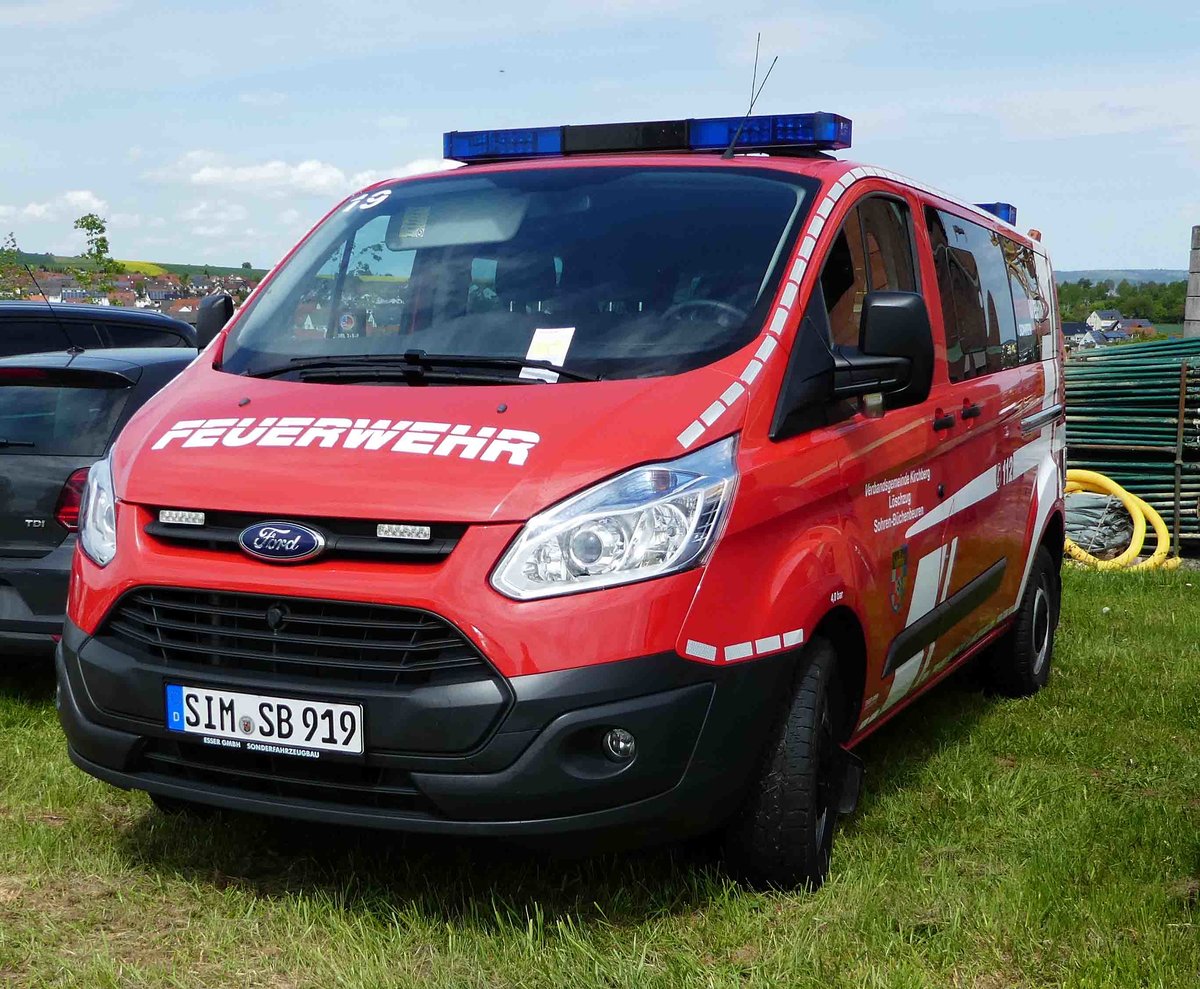 =Ford Transit der Feuerwehr  Verbandsgemeinde KIRCHBERG , gesehen auf dem Parkplatz der RettMobil 2017 in Fulda - Mai 2017