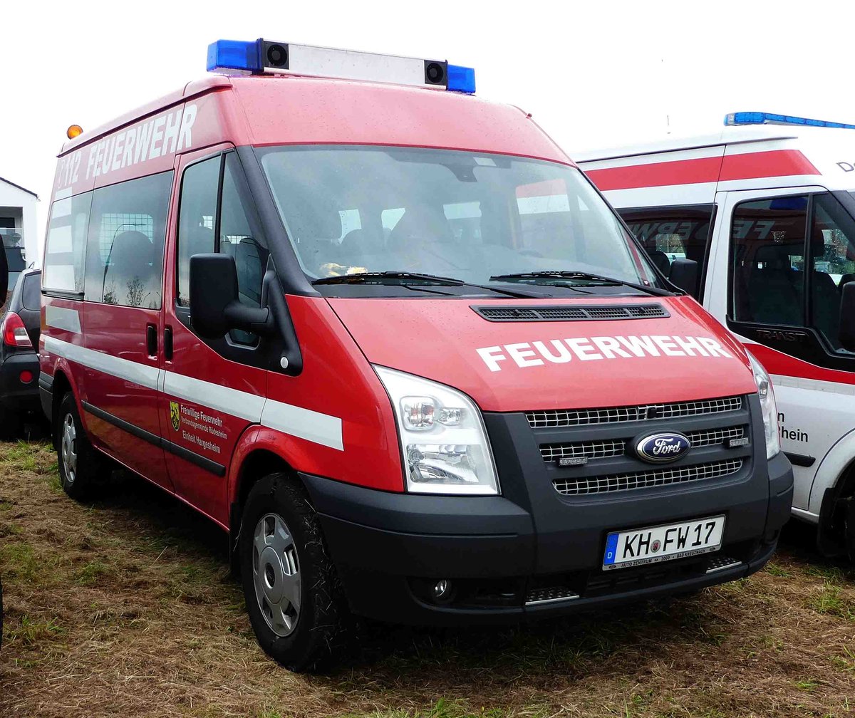 =Ford Transit der Feuerwehr der Verbandsgemeinde RÜDESHEIM, gesehen auf dem Parkplatz bei der RettMobil 2017 in Fulda - Mai 2017