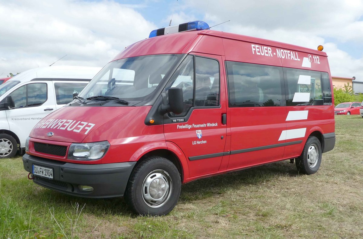 =Ford Transit der Feuerwehr WINDECK LG HERCHEN, gesehen auf dem Besucherparkplatz der Rettmobil 2019 in Fulda, 05-2019