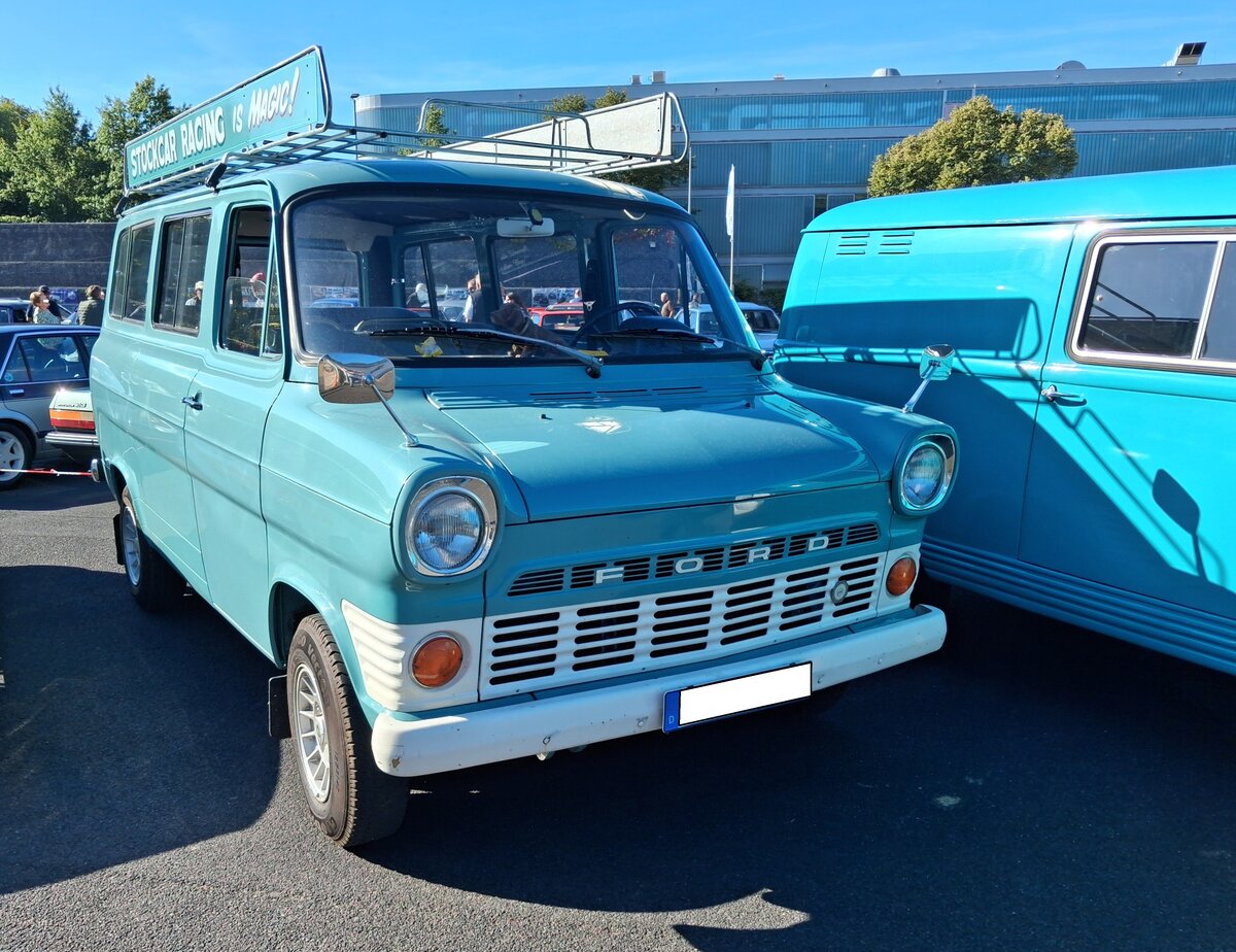 Ford Transit MK 1 100 Bus, der Modelljahre 1965 bis 1970. Der haupts�chlich im belgischen Ford-Werk Genk montierte Transit MK 1, konnte in etlichen Motorisierungen und Radst�nden bestellt werden. Der hier abgelichtete Bus stammt aus dem Jahr 1970. Angetrieben wird der Bus vom Motor aus dem Taunus 15M. Dieser Vierzylinderreihenmotor leistet 60 PS aus einem Hubraum von 1498 cm�. Alt-Ford-Treffen an Mo´s Bikertreff Krefeld am 06.09.2026.