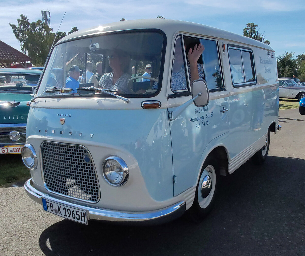 =Ford Transit rollt auf das Gel�nde der Oldtimerveranstaltung der OLDTIMERFREUNDE OHMTAL in Dannenrod, 09-2025