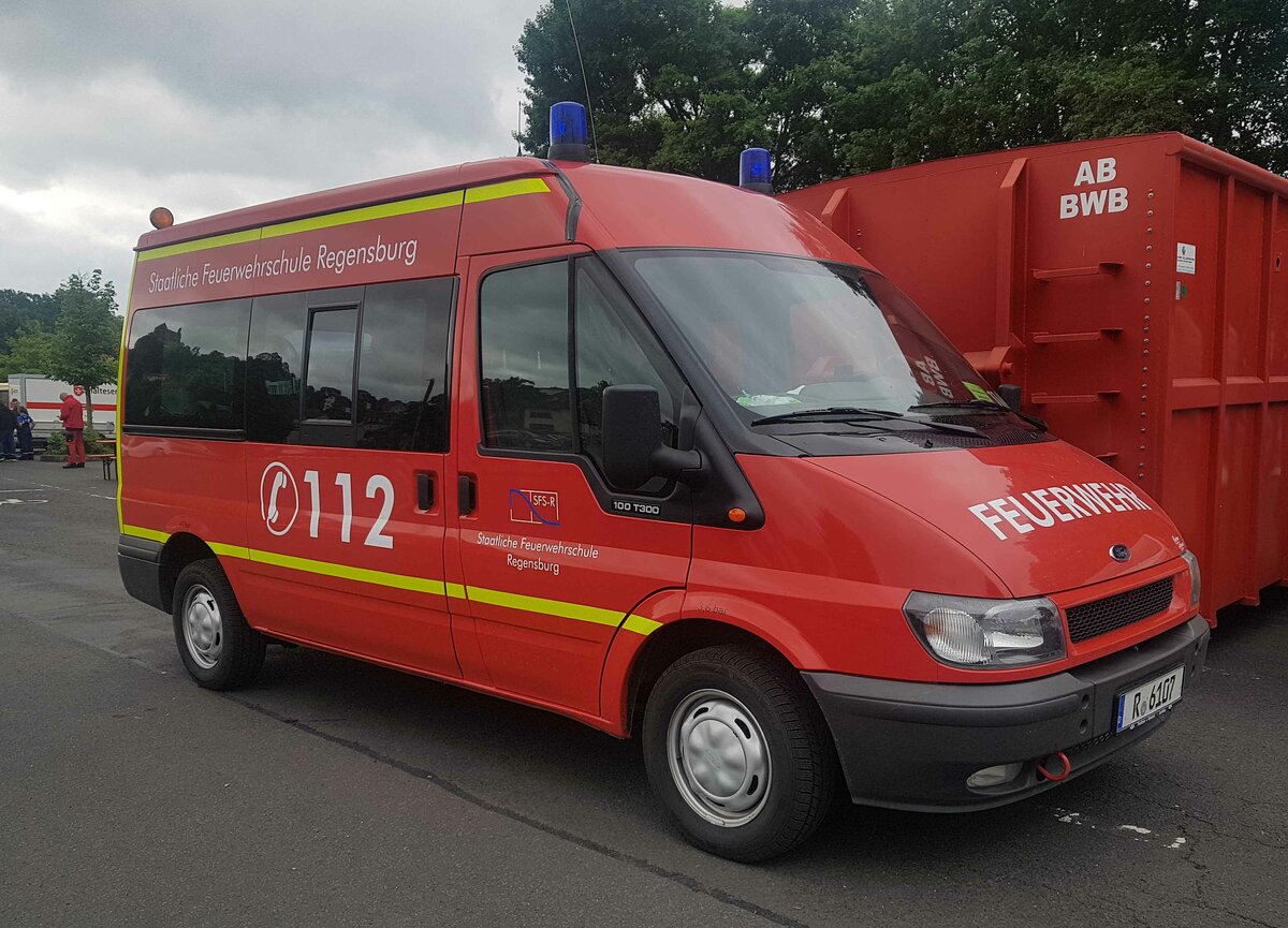 =Ford Transit der Staatlichen Feuerwehrschule Regensburg steht anl. vom Internationalen Jugendfeuerwehr-Wettbewerb 2022 in 36100 Petersberg, Mai 2022