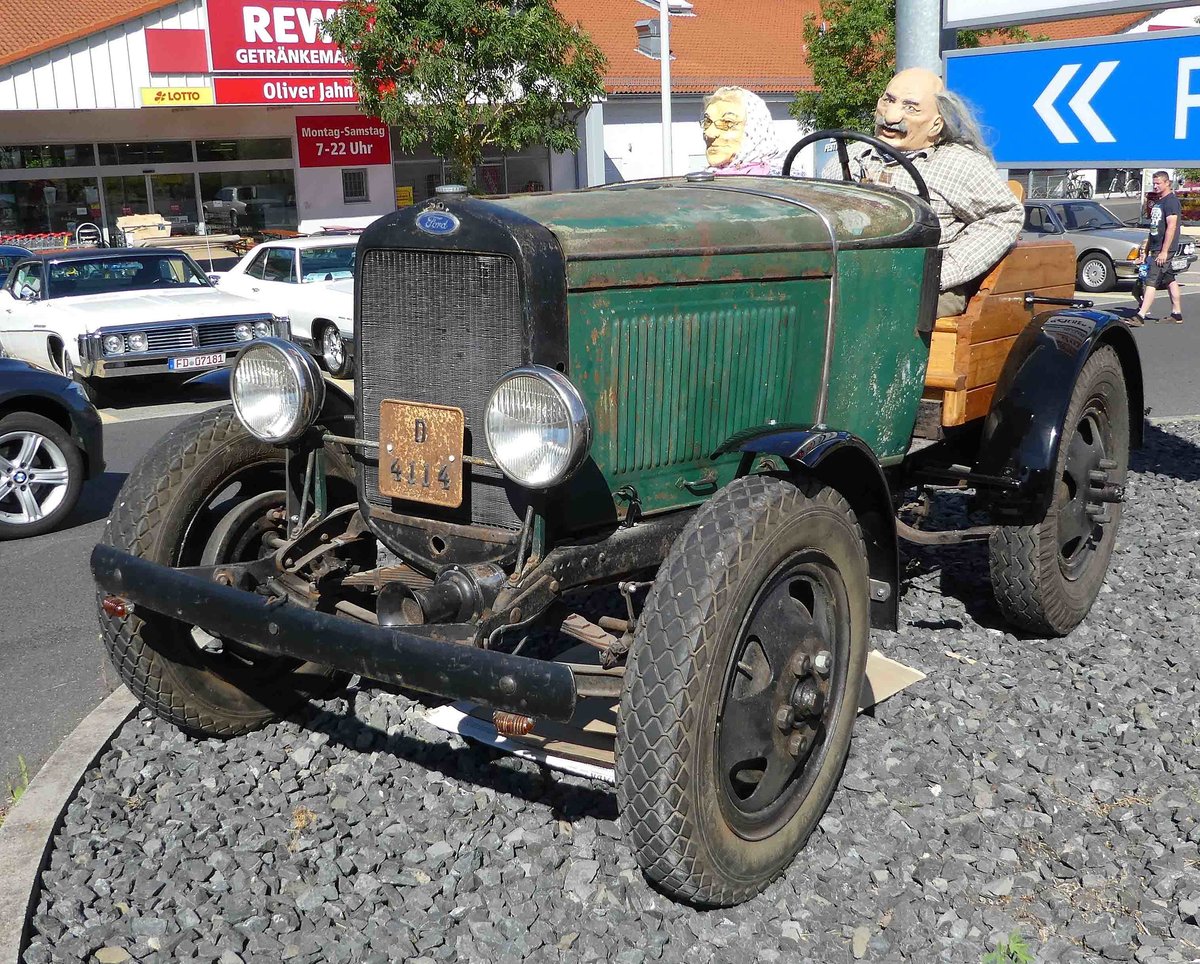 =Ford unbekanntes Modell steht bei der Oldtimerveranstaltung der  Alten Zylinder  in Hilders, Juni 2019
