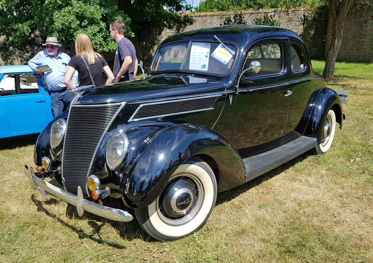 =Ford V8 - 60, Bj. 1937, 2230 ccm, 60 PS, steht auf der Ausstellungsfläche für Oldtimerfahrzeuge beim Bürgerfest  200 Jahre Landkreis Fulda  auf dem Gelände von Schloß Fasanerie im Juni 2022.