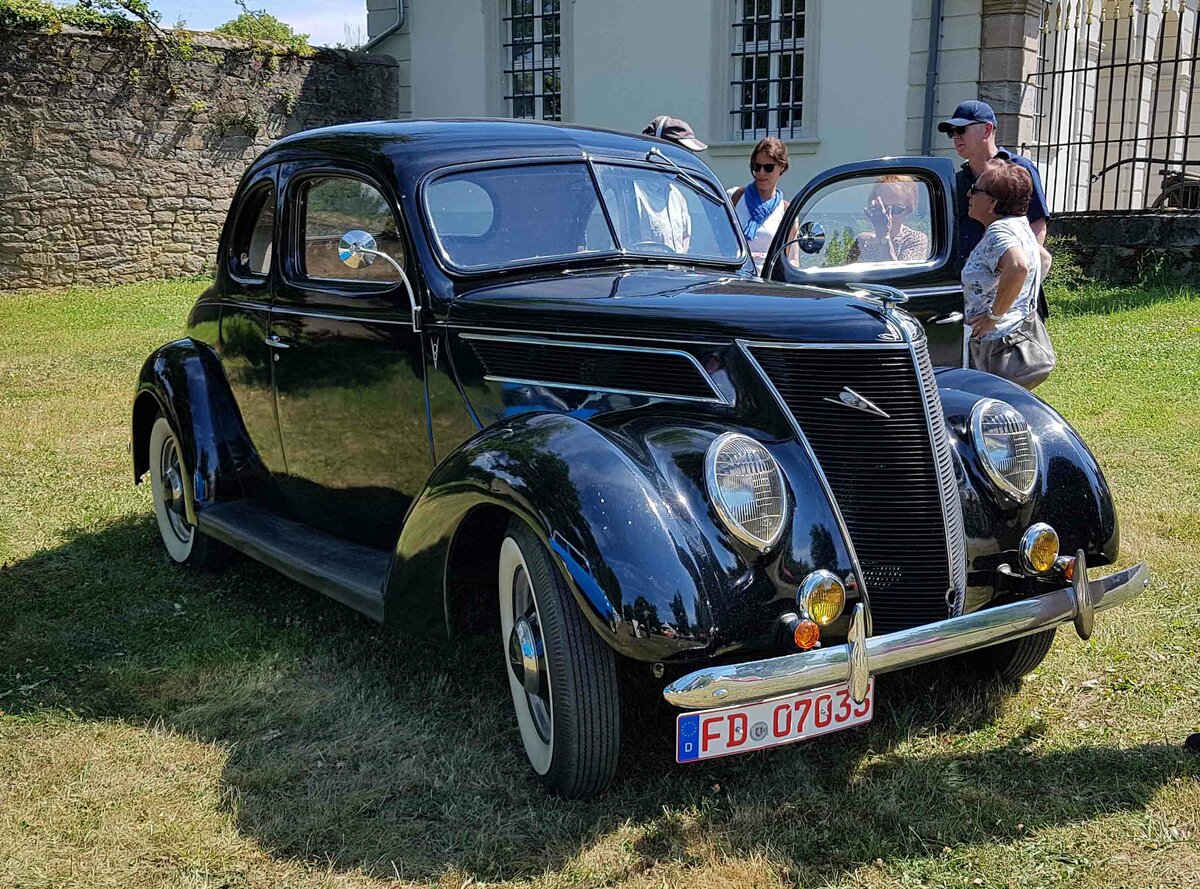 =Ford V8 - 60, Bj. 1937, 2230 ccm, 60 PS, steht auf der Ausstellungsfläche für Oldtimerfahrzeuge beim Bürgerfest  200 Jahre Landkreis Fulda  auf dem Gelände von Schloß Fasanerie im Juni 2022.