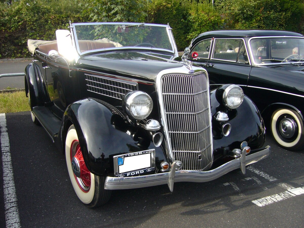 Ford V8 Model 48 Cabriolimousine aus dem Modelljahr 1935. Im Jahr 1935 hatte Ford nur das Model 48 im Verkaufsprogramm. Es war allerdings in etlichen Karosserieversionen lieferbar. Trotz dieser Modellpolitik wird Ford 1935 in der Zulassungsstatistik wieder die Nummer 1 unter den amerikanischen Herstellern. Der V8-Motor hat einen Hubraum von 3622 cm³ und leistet 85 PS. Die Höchstgeschwindigkeit wurde mit 130 km/h angegeben. 9. Ford-Classic-Event an Mo´s Bikertreff in Krefeld am 03.09.2023.