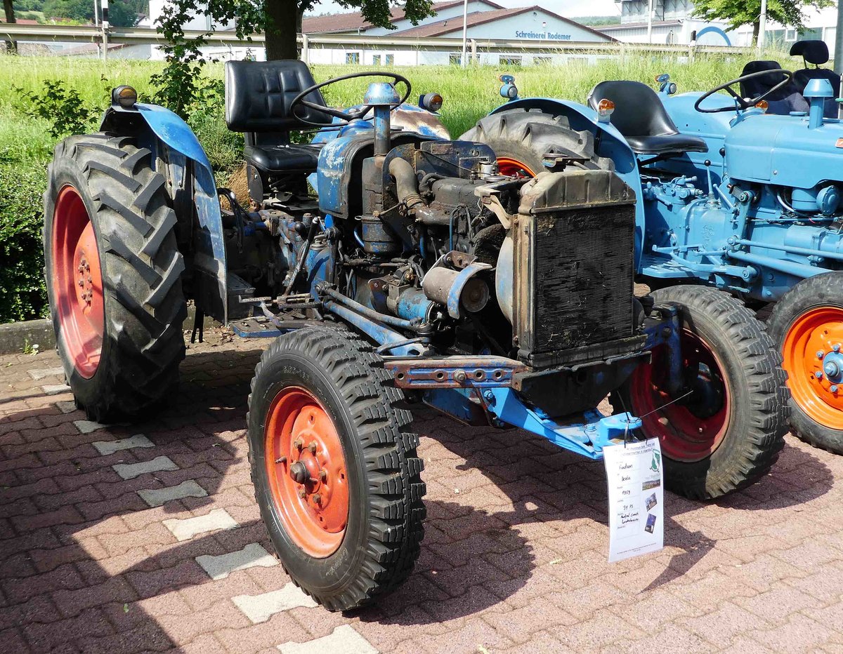 =Fordson Dexta, Bj. 1959, steht bei der Traktorenausstellung  Ahle Bulldogge us Angeschbach oh Lannehuse  in Angersbach im Juni 2018