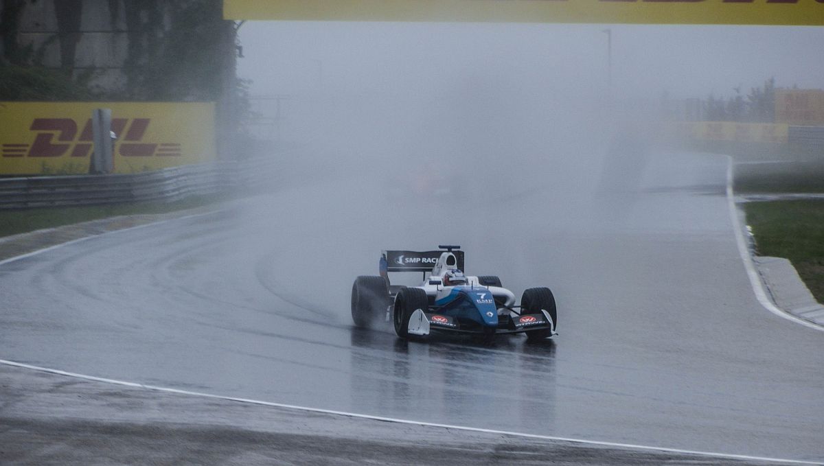 Formula V8 Rennfahrzeug verursacht einen großen Wasservorhang. Foto: 24.04.2016, Hungaroring.