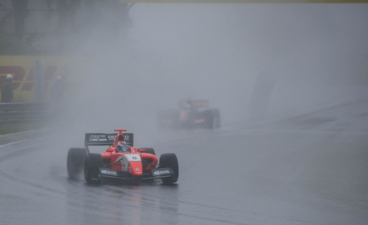 Formula V8 Series Rennfahrzeug, fotografiert beim starken Regen ende April 2016 auf dem Hungaroring.