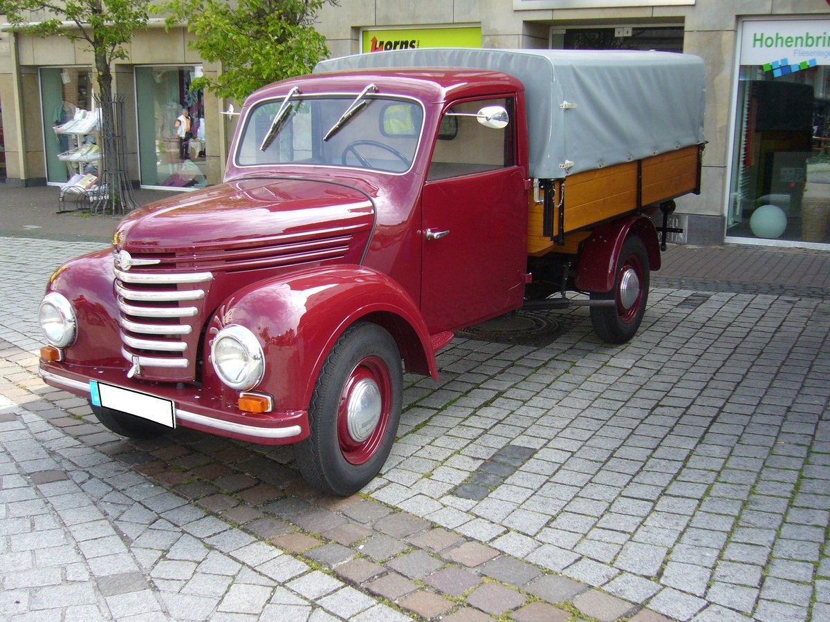 Framo Barkas V901/2 Pritschenwagen. 1957 - 1961. Motorisiert ist der V901/2 mit einem
3-Zylinderzweitaktmotor der aus 900 cm³ Hubraum 28 PS leistet. Oldtimertreffen Glandorf am 14.05.2017.