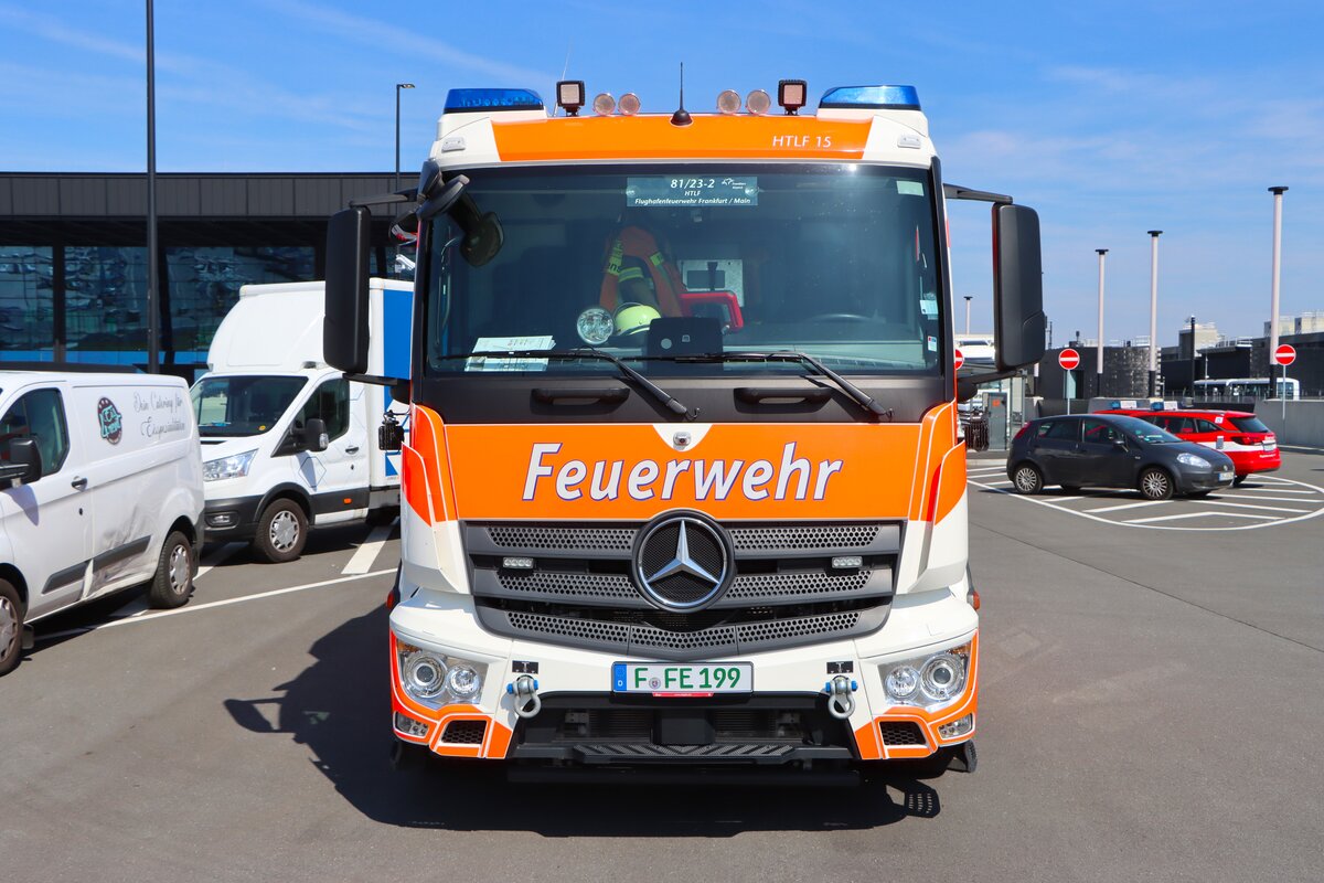 Frankfurt Airport Flughafenfeuerwehr Mercedes Benz Antos 1843 Ziegler HTLF (Florian Frankfurt-Flughafen 81/23-2) am 11.04.26 beim Terminal 3 Eröffnungsevent