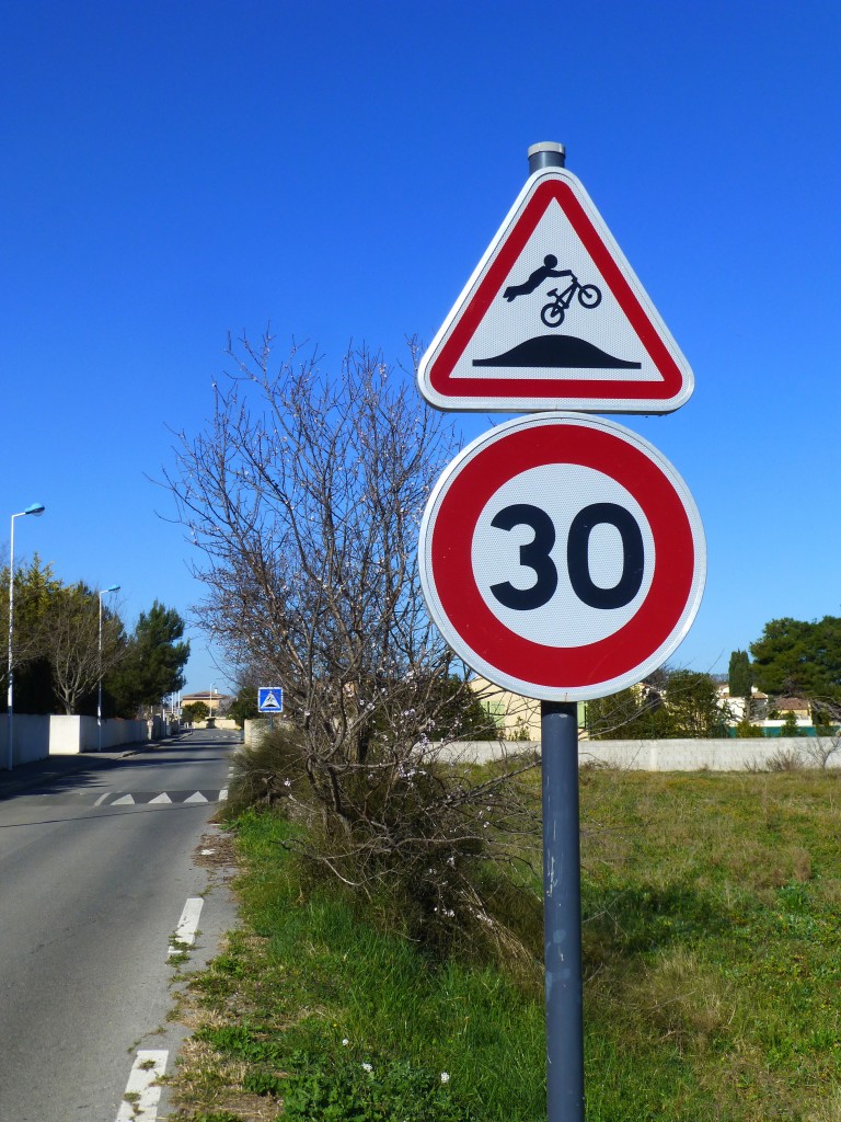 Frankreich, Languedoc, Hérault, Balaruc-les-Bains und Balaruc-le-Vieux. Die Gemeindeväter hatten eine originelle Idee um die zahlreichen Radfahrer auf Gefahrensituationen auf einigen Strassen aufmerksam zu machen. 06.03.2015