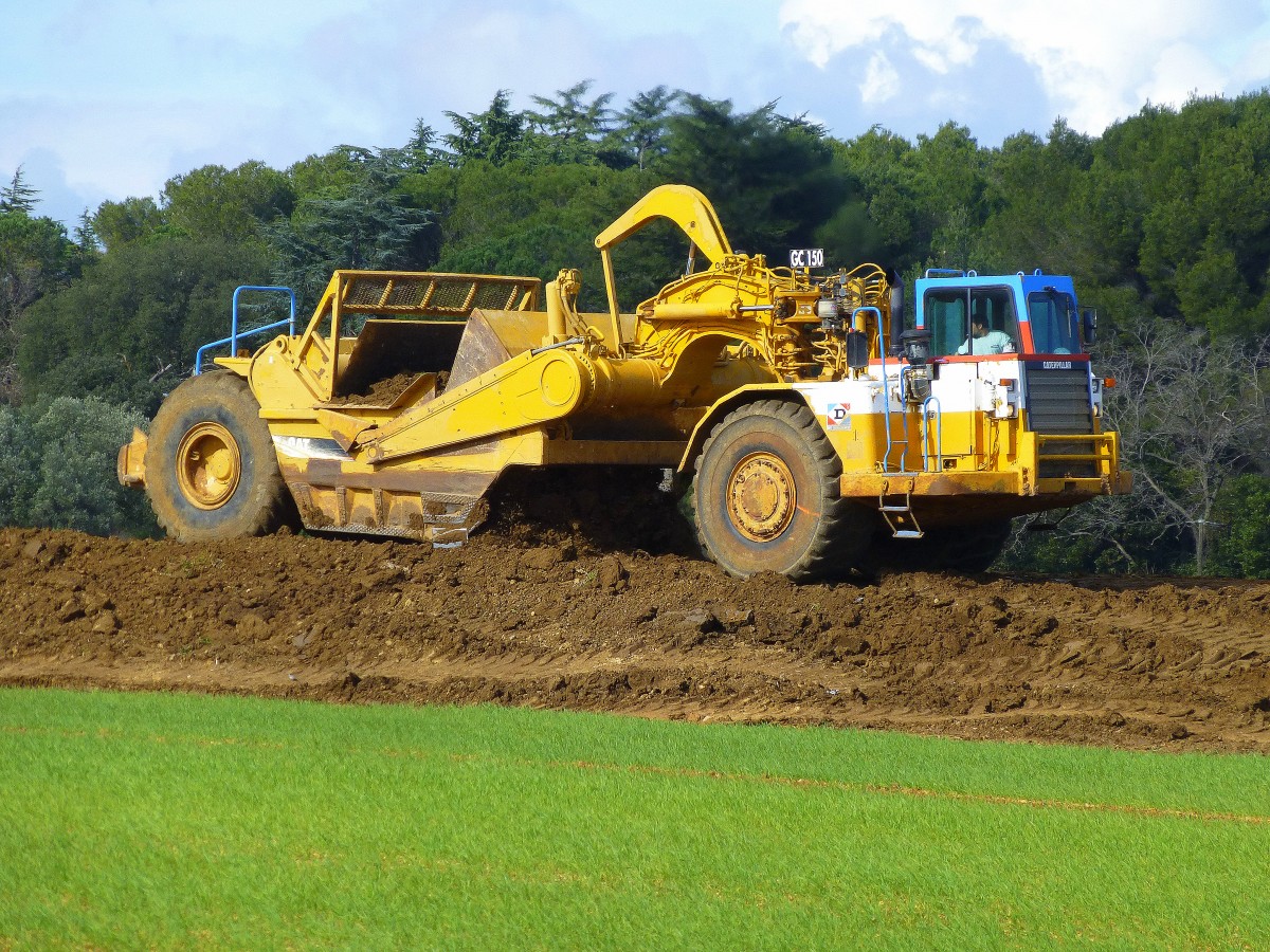 Frankreich, Languedoc, Hérault, Montpellier-Agglomération. Die neue Hochgeschwindigkeitsstrecke der SNCF zur Umgehung von Nîmes und Montpellier verläuft bei Montpellier parallel zur neuen Autobahn A9 um Montpellier. Siehe Karte wo sowohl die neue Autobahn, wie die neue Hochgeschwindigkeitsstrecke der SNCF eingezeichnet sind. Mehrere Schürfzüge des Typs Caterpillar 631E sind ab heute im Einsatz auf einem neuen Teilstück der Strecke. 24.02.2014