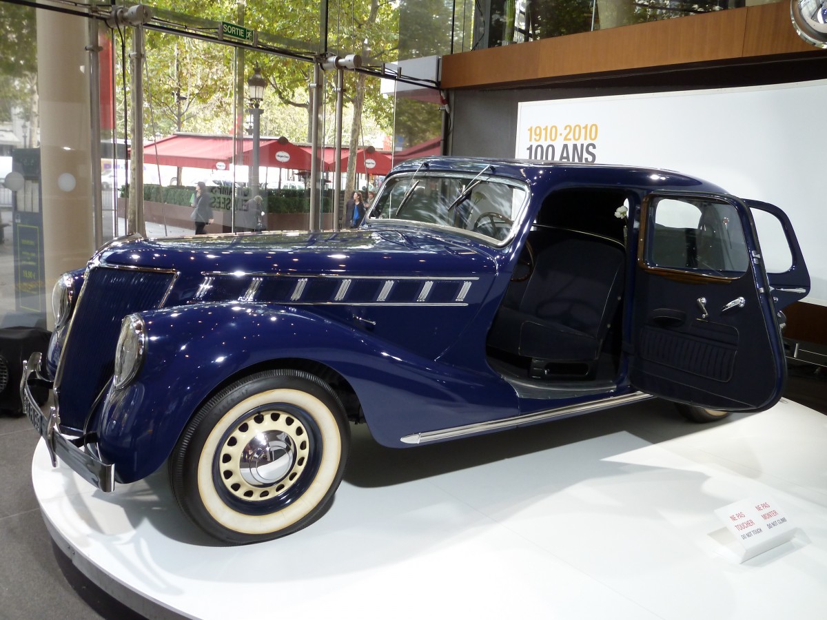 Frankreich, Paris, Champs-Elyses, Showroom  L'Atelier Renault . Renault baute den Nerva Grand Sport von 1935 bis 1938. Motor: 8 Zylinder, 5448 cm3, 110 PS. Hinterradantrieb. 05.11.2010