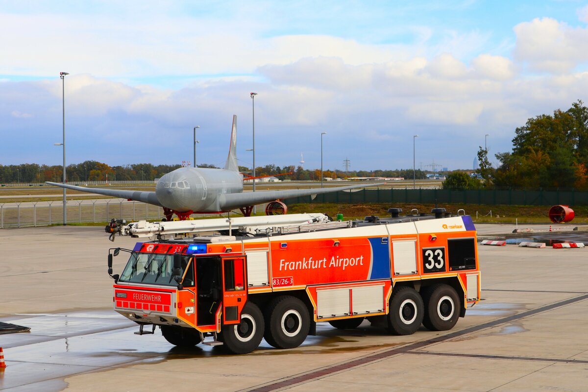 Fraport Flughafenfeuerwehr Frankfurt am Main an der Brandsimulationsanlage am 23.10.23 mit Rosenbauer Simba über den Zaun Fotografiert