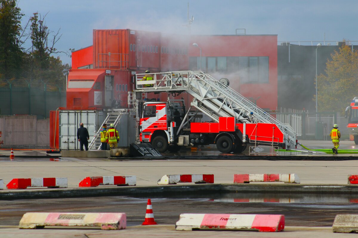 Fraport Flughafenfeuerwehr Frankfurt am Main an der Brandsimulationsanlage am 23.10.23 mit Mercedes Benz Actros Rettungstreppe über den Zaun Fotografiert
