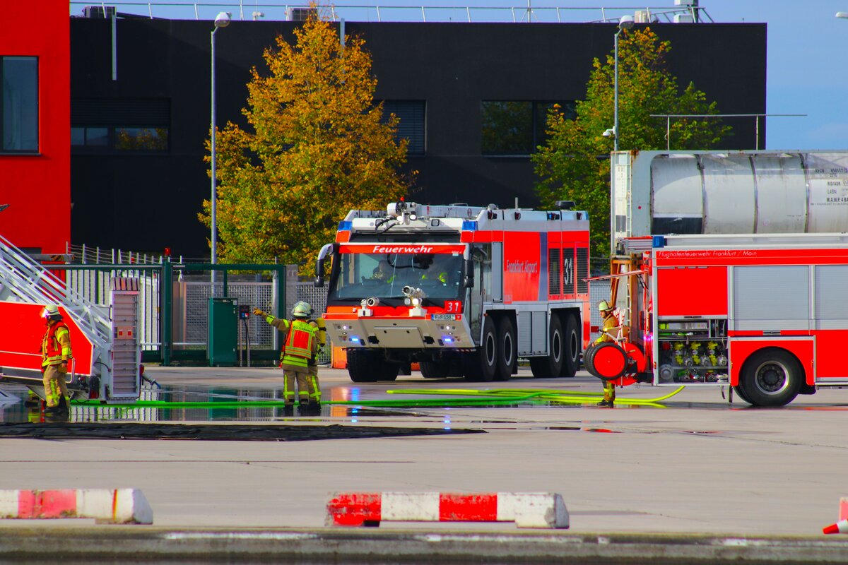 Fraport Flughafenfeuerwehr Frankfurt am Main an der Brandsimulationsanlage am 23.10.23 mit Ziegler Z8 über den Zaun Fotografiert