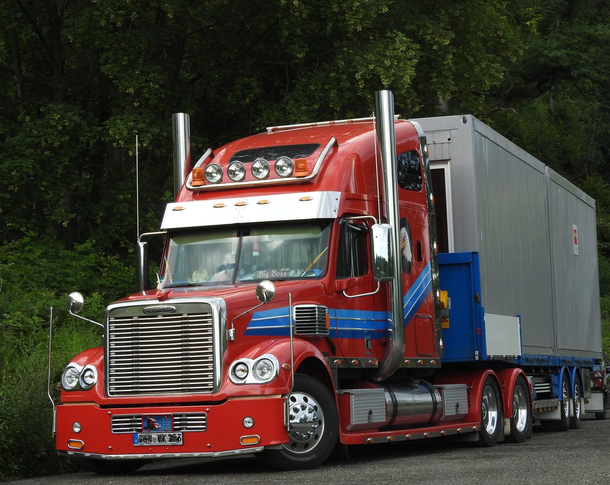 FREIGHTLINER(USA)-SUPER-TRUCK
 Wowww...  konnte ich am 6.7.2016 auf meiner Fahrt von BETZDORF nach WISSEN/SIEG
an einem Rastplatz an der Bundesstraße beim Anblick dieses
FREIGHTLINER-Supertrucks sagen...so ein Gespann sieht man bei uns 
wirklich nicht alle Tage!!!
 Big Boss ,der Fahrer,dürfte sich beim Fahren wirklich wie der
 King of the Road  fühlen...ALLZEIT GUTE FAHRT!!!