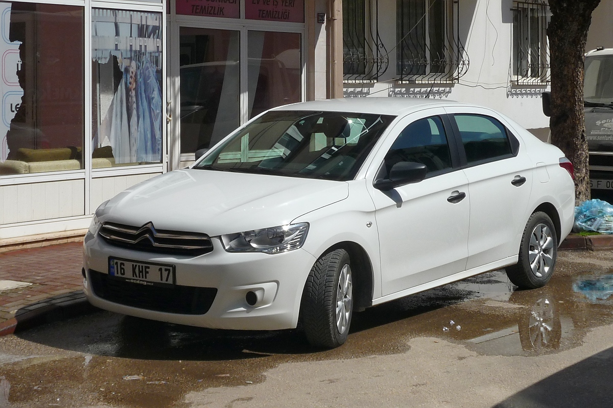 Frisch gewaschen fürs Foto wurde dieser Citroën Elysée, eigentlich ein Peugeot 301, in Inegöl, 3.4.2016