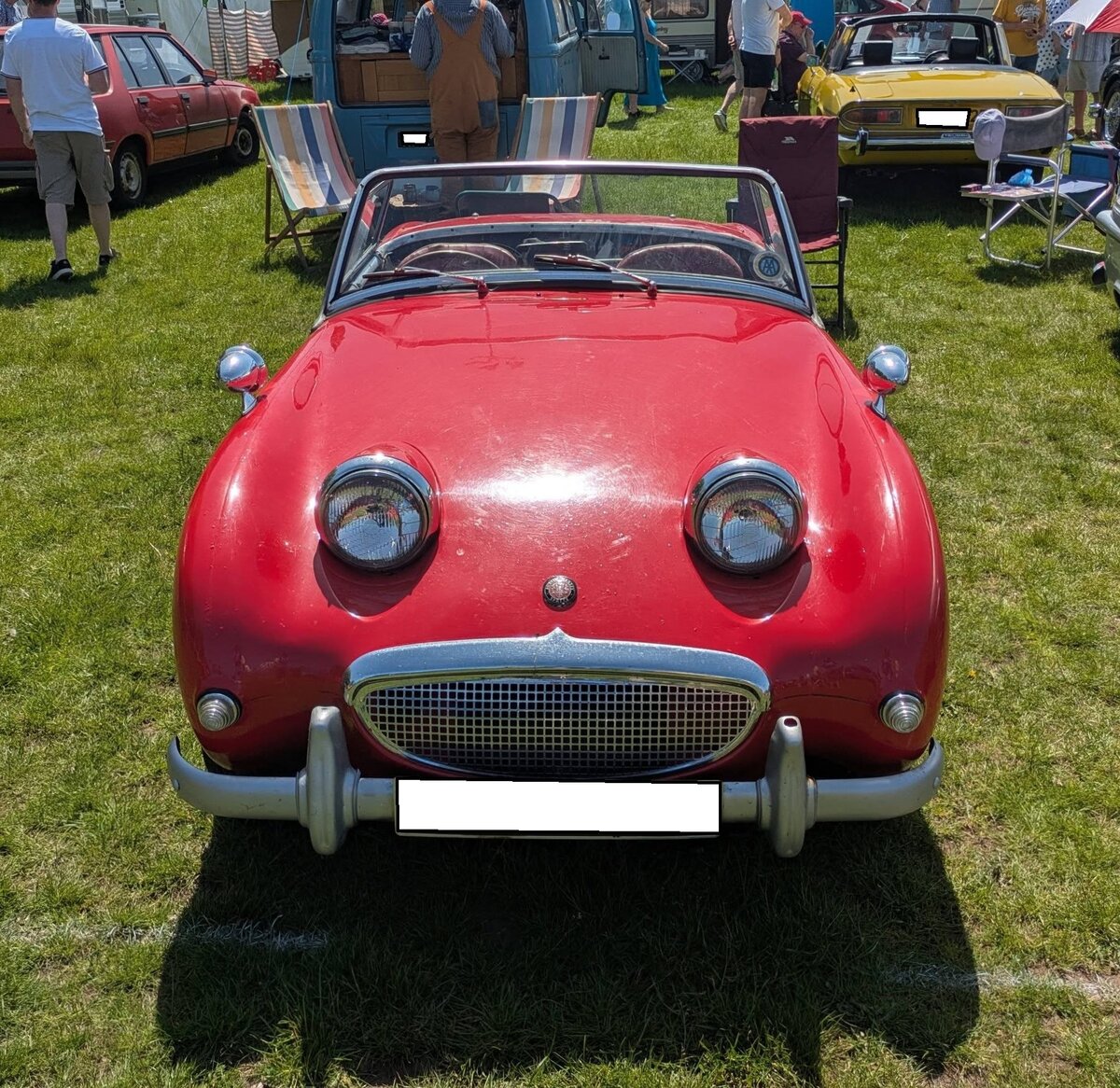 Frontansicht eines Austin Healey Sprite MK1 aus dem Jahr 1960 im Farbton signal red. Der Sprite MK1 wurde von 1958 bis 1961 gebaut. Angetrieben wird er vom Vierzylinderreihenmotor aus dem Austin A35. Dieser leistet 44 PS aus einem Hubraum von 948 cm�. Aufgrund der Anordnung seiner Scheinwerfer erhielt der Sprite im Volksmund schnell den Namen  Frogeye  bzw. im deutschsprachigen Raum  Froschauge . Abergavenny Steam and Vintage Show am 27.05.2023.