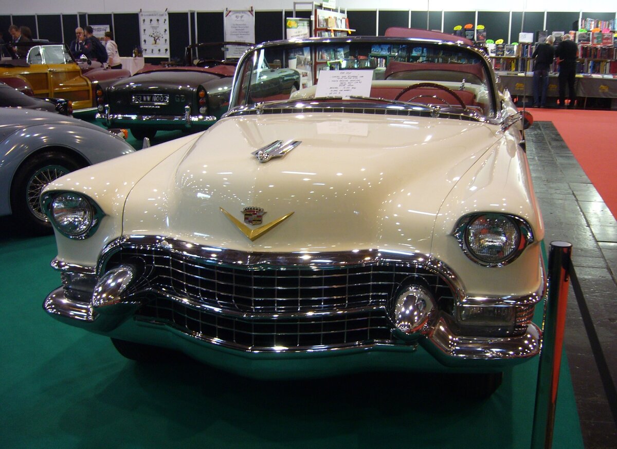 Frontansicht eines Cadillac Series 62 Eldorado Special Sport Convertible Coupe aus dem Jahr 1955. Dieses Cabriolet-Modell war im Modelljahr 1955 so ziemlich das teuerste, was in der Modellpalette von Cadillac zu finden war. Bei einem Basispreis von US$ 6286,00 setzte Cadillac aber immerhin 3250 Fahrzeuge dieses Luxus-Cabriolets ab. Man beachte, dass das Modell schon damals serienmäßig mit elektrischen Fensterhebern ausgerüstet war. Der V8-Motor dieses gigantischen Autos hat einen Hubraum von 5222 cm³ und leistet genau 250 PS. Techno Classica Essen am 06.04.2024.