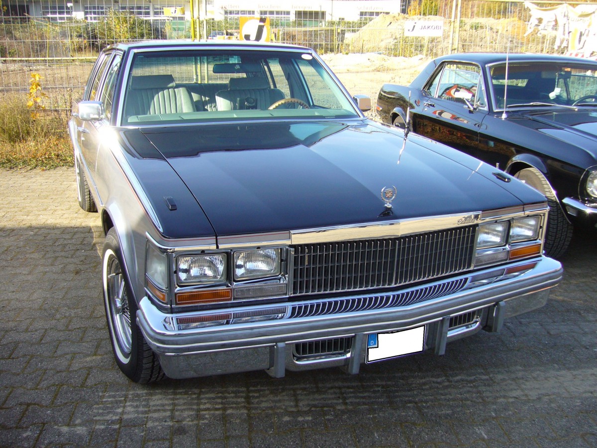 Frontansicht eines Cadillac Seville. 1975 - 1980. Oldtimertreffen Industriemuseum Ennepetal am 01.11.2015.