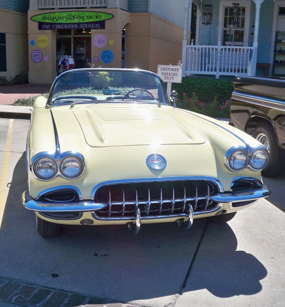Frontansicht eines Chevrolet Corvette C1 des Modelljahres 1959. Dieser, im Farbton panama yellow lackierte Wagen, ist mit einem V8-Motor ausgerüstet, der aus einem Hubraum von 4638 cm³, je nach Vergaserbestückung 230 PS, 245 PS oder sogar 270 PS leistet. Oldtimertreffen der Magnolia Classic Cruiser in Pascagoula/Jackson County/Mississippi.
