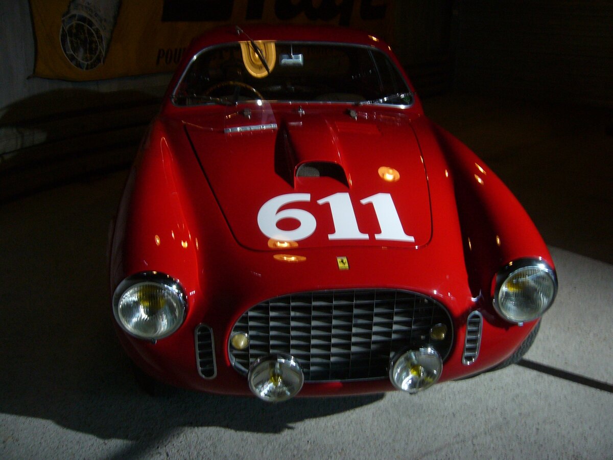 Frontansicht eines Ferrari 250 Sport Vignale Berlinetta von 1952. Dieser Ferrari fuhr bei den 24 Stunden von LeMans im Jahr 1952 die schnellste Rennrunde. Gefahren wurde der Wagen von den beiden italienischen Rennfahrern Alberto Ascari (*1918 +1955) und Luigi Villoresi (*1909 +1997). Im gleichen Jahr wurde dieses Auto Gesamtsieger der Mille Miglia. Die Startnummer 611 sagt aus, dass der Ferrari morgens um 06.11 Uhr ins Rennen der Mille Miglia geschickt wurde. Der V12-Motor hat einen Hubraum von 2953 cm³ und leistet 230 PS. Die Höchstgeschwindigkeit soll ca. 250 km/h betragen haben. Nationales Automuseum/Loh Collection am 08.11.2023.