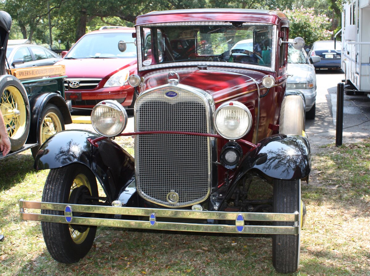 Frontansicht eines Ford Modell A Tudor, gebaut in den Jahren von 1928 bis 1931. Das Modell A war der Nachfolger des legendären Ford Model T. Während der vierjährigen Produktionszeit wurden 4.320.446 Einheiten in etlichen Karosserievarianten produziert. Der gezeigte Wagen stammt aus dem Modelljahr 1929 und ist im Farbton maroon lackiert. Der Vierzylinderreihenmotor hat einen Hubraum von 3285 cm³ und leistet 40 PS. Oldtimertreffen der Magnolia Classic Cruiser in Pascagoula/Jackson County/Mississippi im September 2021.