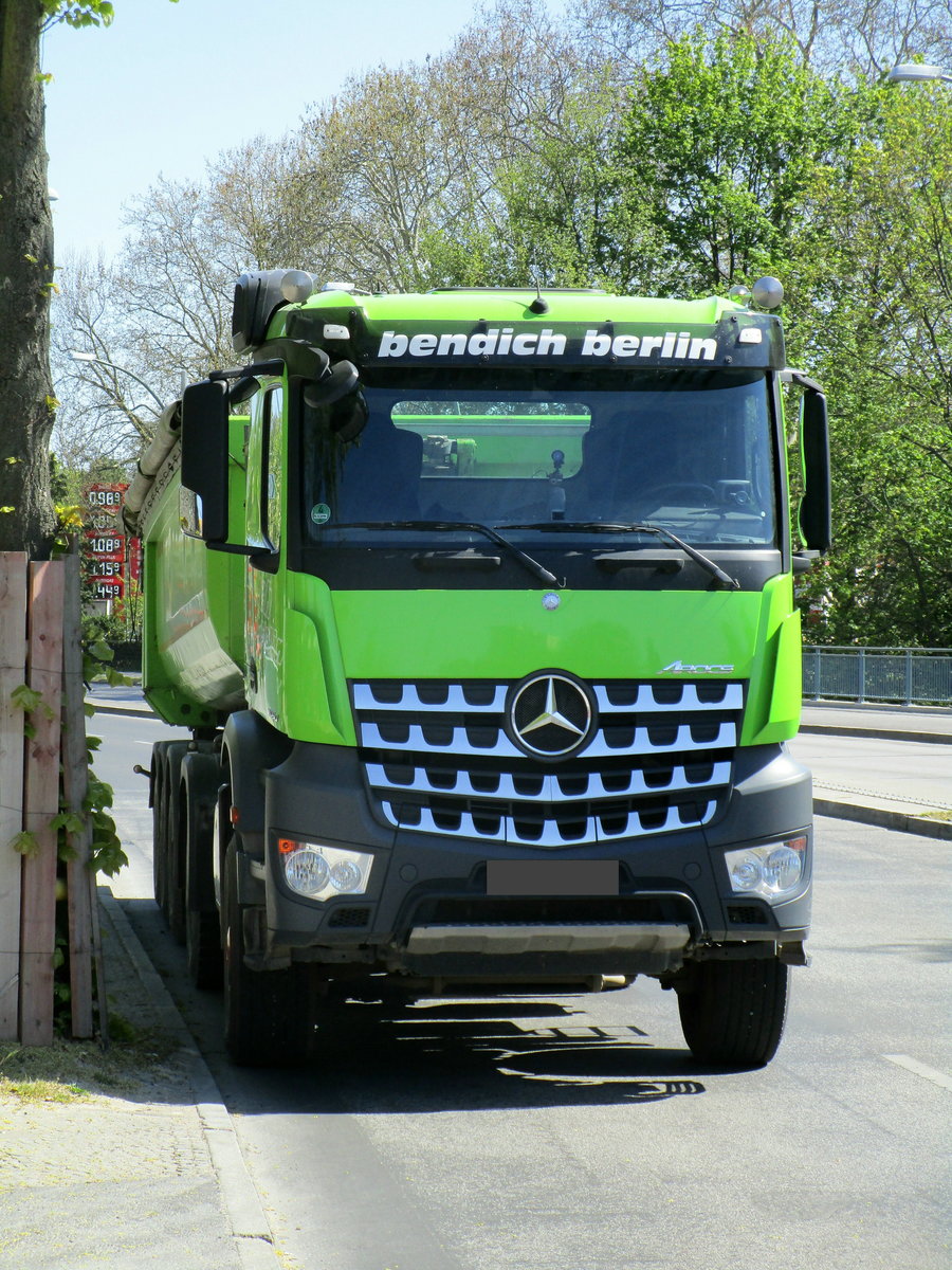 Frontansicht eines Mencedes Benz Arocs 2050 am 23.04.2020 in Berlin.