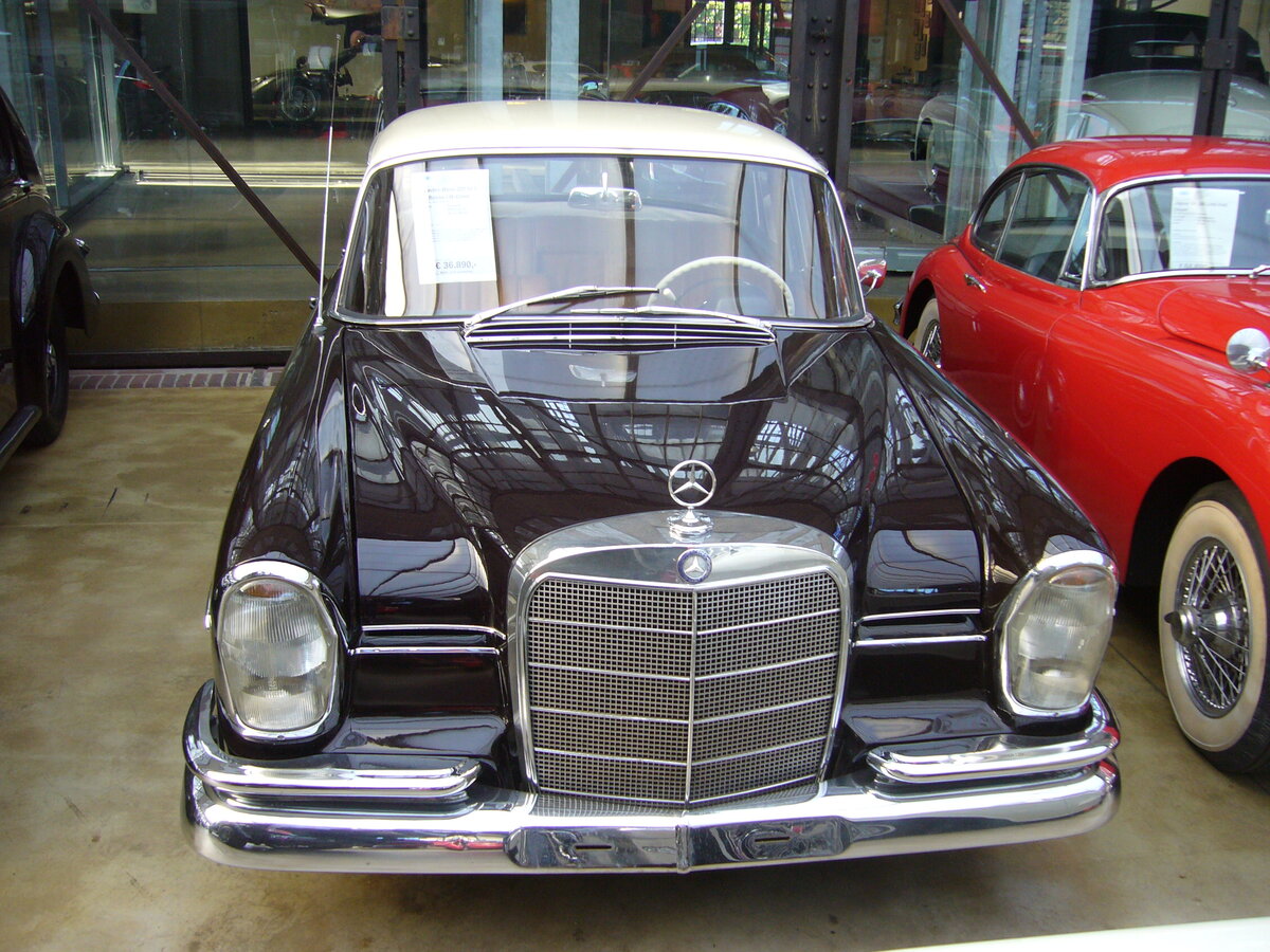 Frontansicht eines Mercedes Benz W111/3 220 SEb, gebaut in den Jahren von 1959 bis 1965 in 66.086 Exemplaren. Das Modell unterscheidet sich vom  Schwestermodell  W111/ 220Sb nur durch die Bosch-Zweistempel-Einspritzpumpe. Der Sechszylinderreihenmotor hat einen Hubraum von 2195 cm³ und leistet 120 PS. Bei seinem Erscheinen im Jahr 1959 stand ein solcher 220 Seb mit einem Grundpreis von DM 14.950,00 in den Preislisten der Untertürkheimer. Das optisch baugleiche Modell 220Sb hatte bei gleichem Hubraum nur 10 PS weniger, war aber auch DM 1.700,00 günstiger. Classic Remise Düsseldorf am 28.09.2021.