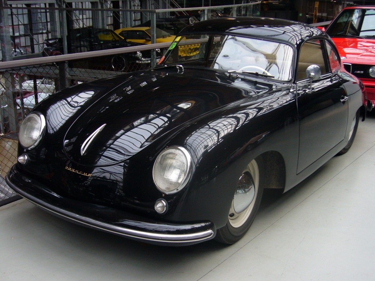Frontansicht eines Porsche 356 1300 Coupe. 1951 - 1954. Classic Remise Düsseldorf am 02.11.2014.