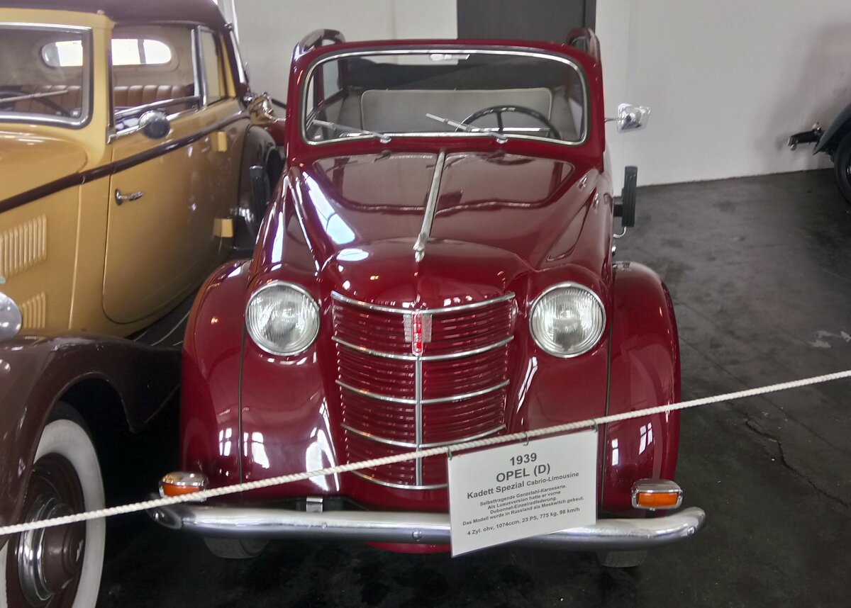Frontansicht einer Opel Kadett Spezial-Cabriolimousine (K38), gebaut in den Jahren von 1938 bis 1940. Die damals neue Baureihe Kadett wurde als kleiner Bruder des Opel Olympia am Markt platziert. Insgesamt wurden vom Kadett 17.871 Normal-Limousinen (KJ38) und 56.335 Spezial-Limousinen (K38) verkauft. Die Verkaufszahlen beziehen sich auf die drei lieferbaren Karosserieversionen, also zwei- und viertürige Limousine, sowie die zweitürige Cabriolimousine. Das gezeigte Fahrzeug wurde erstmalig im Jahr 1939 zugelassen. Für ein solches Auto musste man RM 2350,00 auf die Theke des Opel-Händlers legen. Der 4-Zylinderreihenmotor leistet 23 PS aus einem Hubraum von 1074 cm³. Die Höchstgeschwindigkeit gab Opel mit 98 km/h an. Automuseum Melle am Samstag, den 15.04.2017.